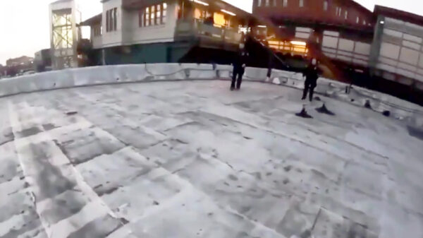 Uit de oude doos: parkourbaas maakt heerlijke ontsnapping aan twee beveiligers