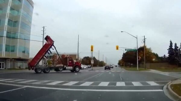 Vrachtwagenchauffeur is zijn laadklep vergeten omlaag te zetten