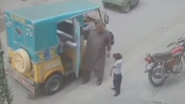 Als je met deze tuktuk naar school gaat ben je je leven niet zeker