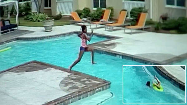 10-jarig meisje aarzelt geen moment als haar zusje bijna in het zwembad verdrinkt