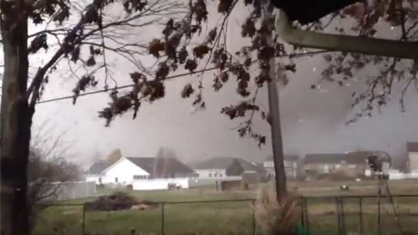 Het moment filmen waarop je complete huis door een tornado wordt weggeblazen