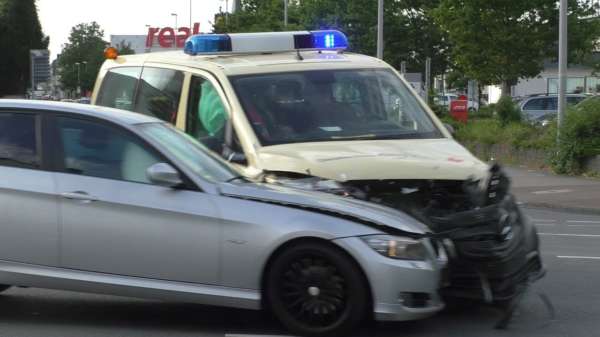 Duitse automobilist in dikke BMW ramt aanstormende ambulance