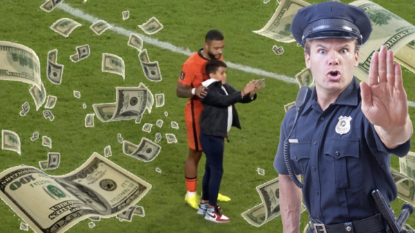 Mannetje dat veld op rende voor selfie met Depay riskeert €15.000,- boete en stadionverbod