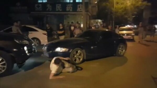 Uit de oude doos: pittige tante rijdt kerel klem en geeft nog ff gas