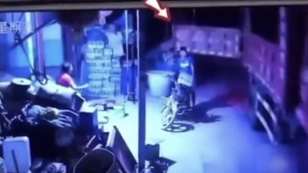 Dankzij het instinct van een ninja loopt deze brommerbink hier nog rond