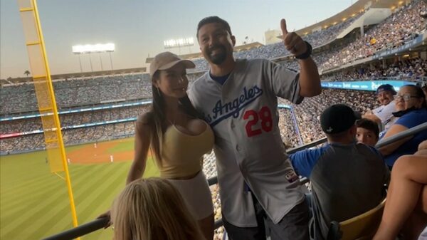 Twitcher 'AsianBarbieDDoll' eist alle aandacht op tijdens een honkbalwedstrijd