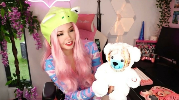 Belle Delphine nodigt je uit in d'r slaapkamer voor een bijzondere rondleiding