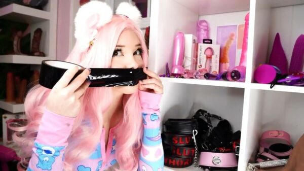 Belle Delphine nodigt je uit in d'r slaapkamer voor een bijzondere rondleiding