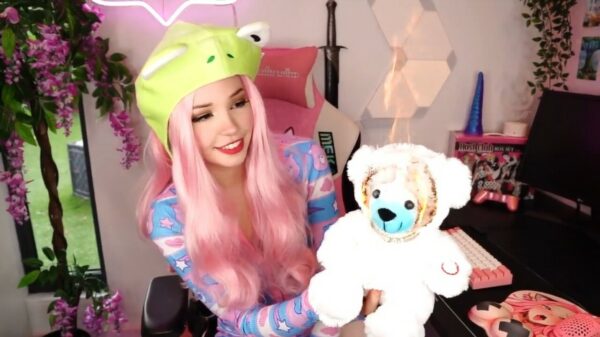 Belle Delphine nodigt je uit in d'r slaapkamer voor een bijzondere rondleiding