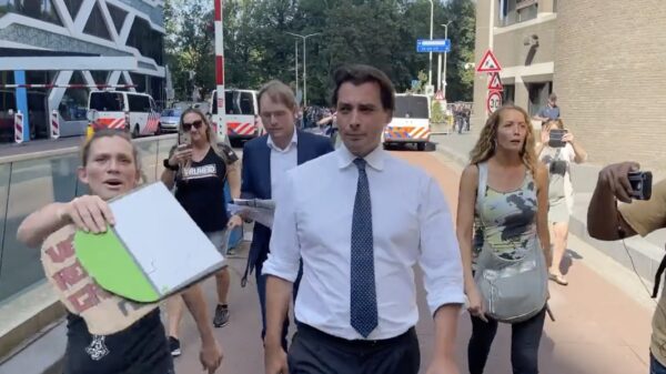 Thierry Baudet had even geen tijd voor al die demonstranten: "dit is irritant"