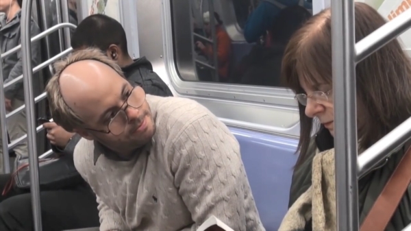 Mensen in de metro strak blijven aanstaren is godsgruwelijk ongemakkelijk