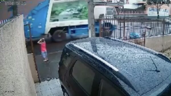 Vuilnisman is de held van de dag nadat hij koter voor auto wegtrekt