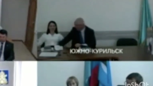 Busted: Russische burgemeester heeft plezier met z'n plaatsvervanger tijdens vergadering