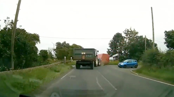 Engelsman blaast even vol gas langs een plotseling afslaande tractor