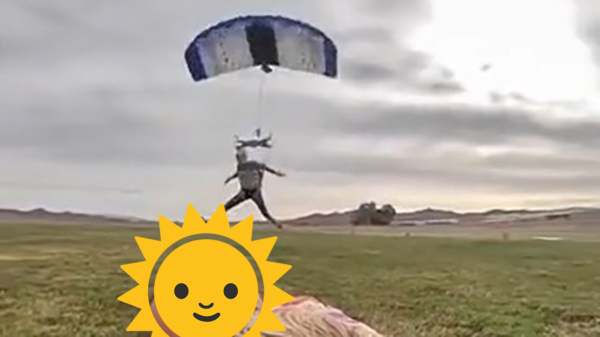 Parachutist doet een keurige flyby