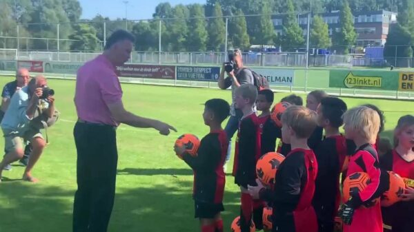 Louis van Gaal versus onoplettende koter: "Waarom kijk jij mij niet aan?"