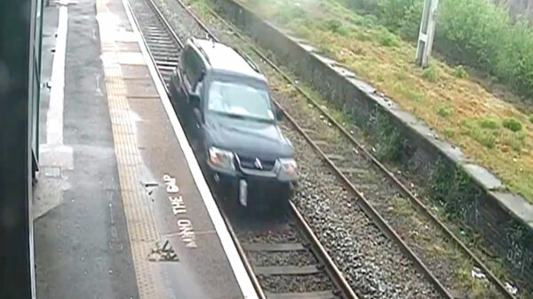 Brit krijgt 15 maanden cel omdat 'ie een kilometer over het spoor reed