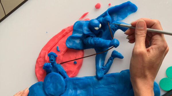 Kleurrijke Spider-Man in actie in zeer geslaagde stop-motion met klei