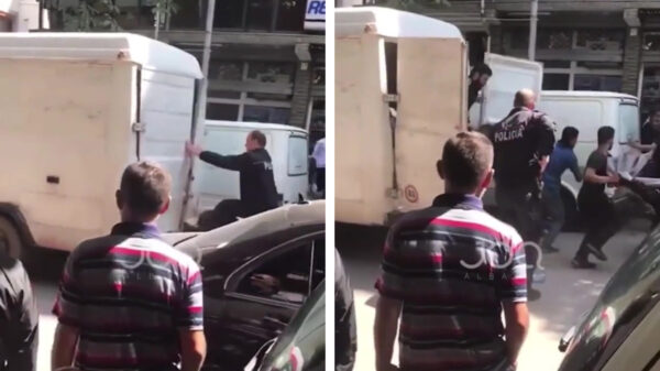 Er passen blijkbaar bizar veel mensen in een smokkelbus