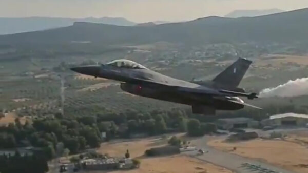 F16-piloot komt even zwaaien naar de passagiers in een Airbus A320