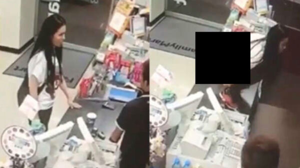 Gekkie springt op toonbank, plast in haar koffie en slaat het lekker achterover