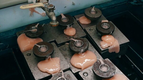 Dildogigant Lovetoy neemt je mee voor een rondleiding door hun fabriek