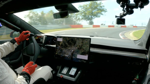 Tesla Model S stoot Porsche van de troon en zet recordtijd voor elektrische auto's op de Nürburgring