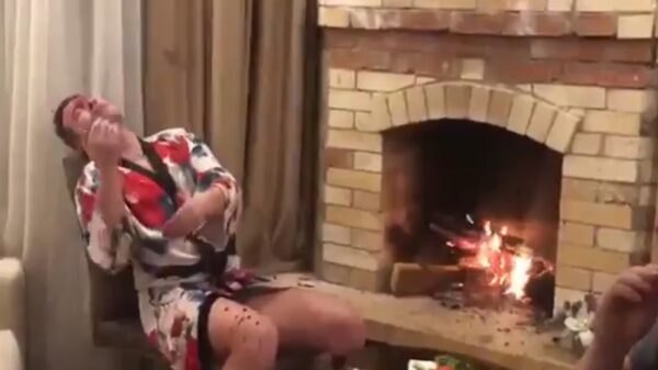 Gestoorde Rus in kimono slaat een fles op zijn eigen hoofd kapot