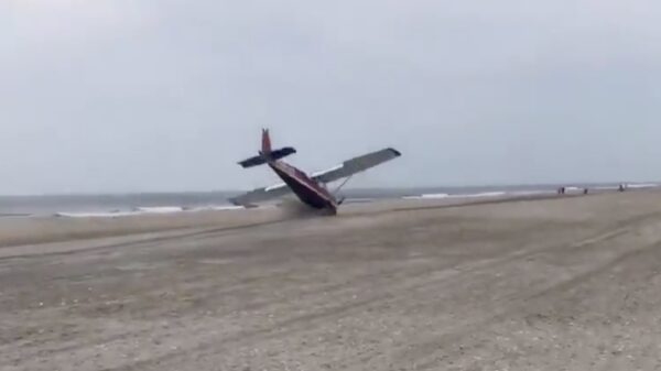 Vliegtuig vindt een kwartje op het strand