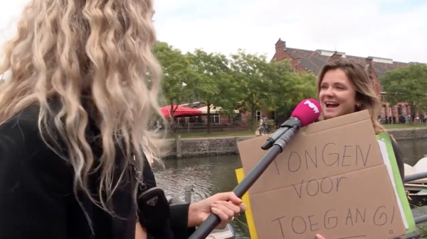 Ouderwetse gezelligheid tijdens Unmute Us-demonstratie in Amsterdam