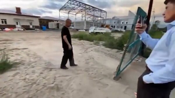 Bezopen beveiliger maakt geen goede indruk tijdens controle op bouwterrein