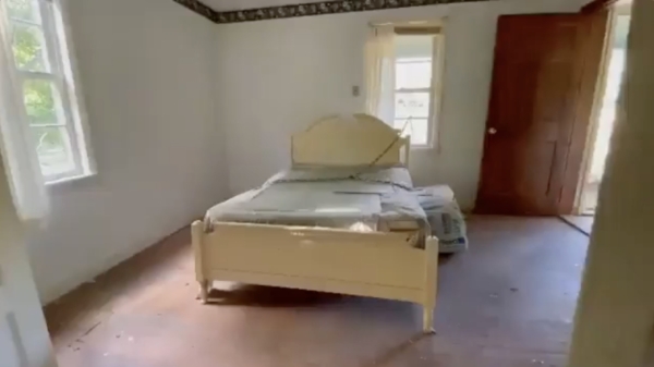 Wel eens luie verhuizers een bed zien verhuizen?