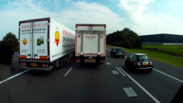 Ruziënde verkeershufters in vrachtwagens drukken elkaar de weg af