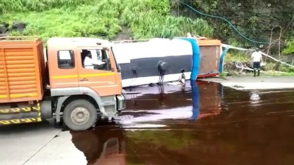 Vrachtwagenchauffeur rijdt over plas olie en blijkt een fervent drifter te zijn