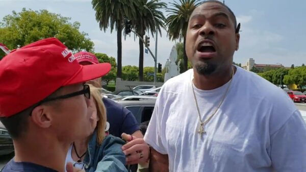 Linkse mafklapper valt Trump-supporters aan en mag richting politiebureau