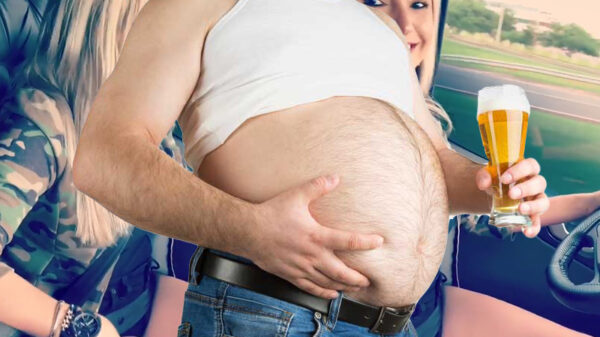 Vrouwelijke vrachtwagenchauffeur helpt het hele stereotype naar de godver