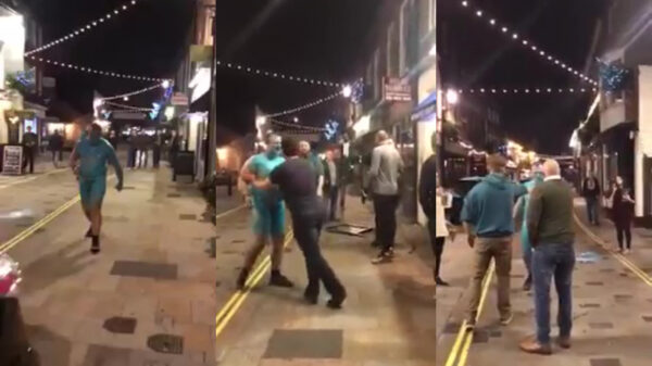 Dronken en naakte smurf wil vechten met alles en iedereen