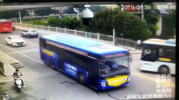 Chinezen met veel geluk worden net niet geplet als een kraan omvalt