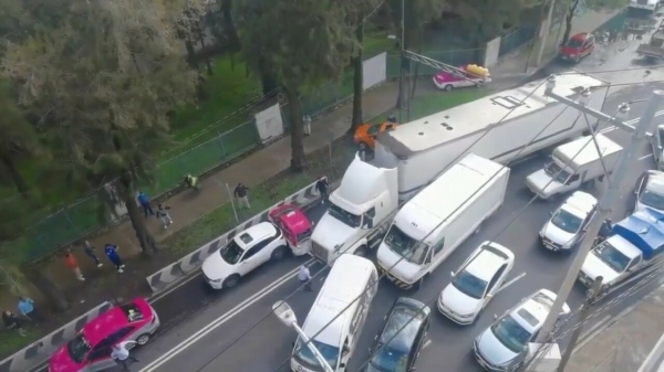 Loco vrachtwagenchauffeur ziet een klein gaatje en ramt 'm dwars door het verkeer