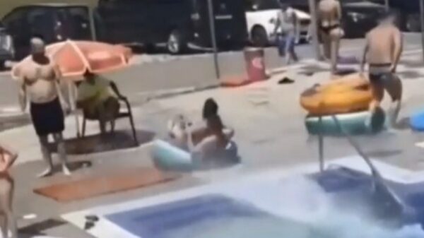 Waterglijbaanprofessionals weten badmeester heerlijk onderuit te schoffelen