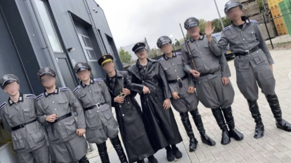 Jongeren op Urk spelen in SS-uniform liquidatie van Joodse gevangen na