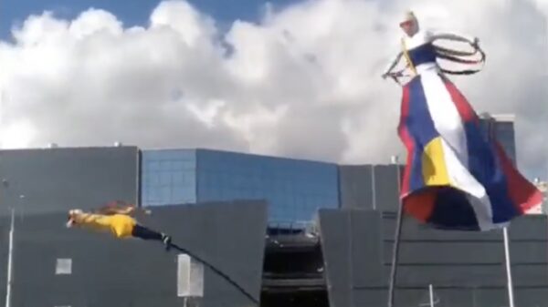 Straatacrobaat wordt keihard in de steek gelaten door zijn materiaal