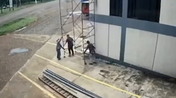 Arbeiders overleven heftige schok van hoogspanningskabel als steiger contact maakt