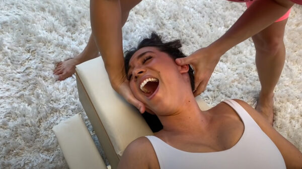 Ook deze vrouwelijke chiropractor geniet ervan om haar patiënten te martelen