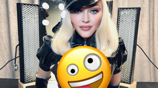 Kan iemand Madonna even vertellen dat er wat dingen uit haar jurk hangen