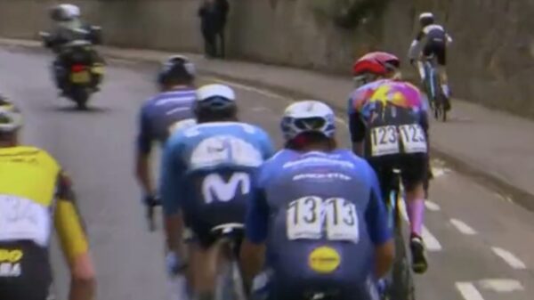 Profwielrenners heerlijk uitgedaagd door broekie op zijn veel te grote fiets