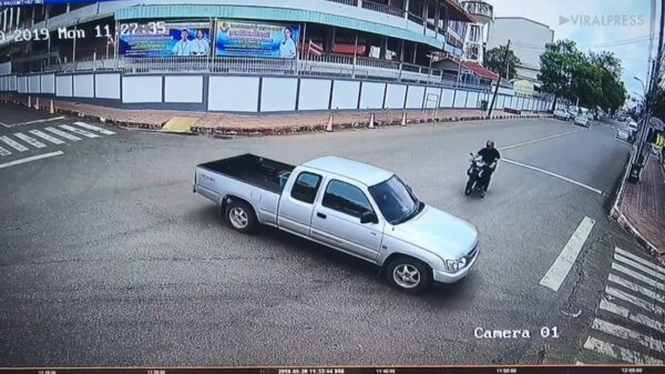 Scooterrijder ligt lekker comfortabel na harde crash tegen pickup-truck