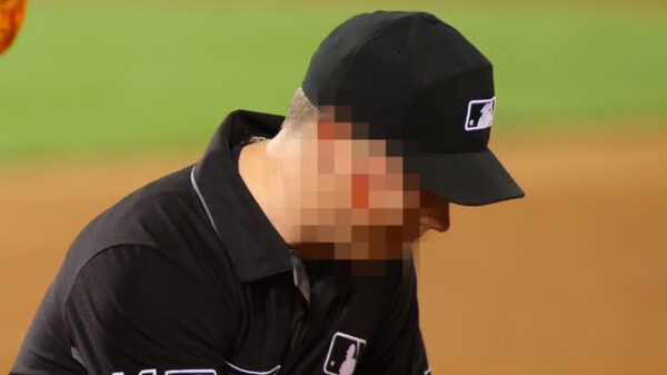 Umpire krijgt honkbal in volle vaart tegen zijn hoofd