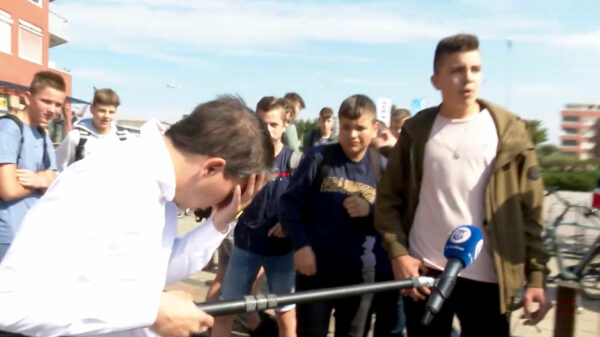 Urk lacht om nazi-grap en verslaggever bekogeld met eieren tijdens interview