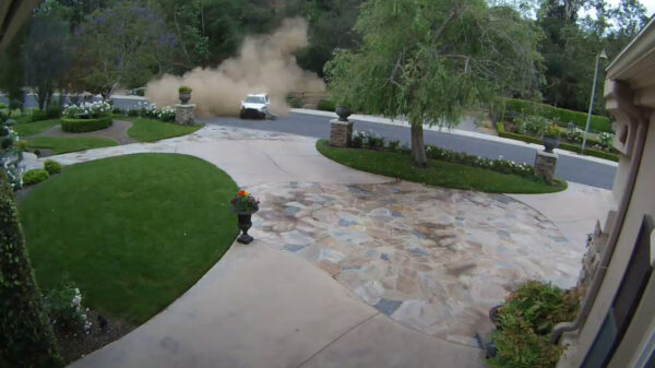 Automobilist doet een speedrun en parkeert zijn wrak op iemands oprit